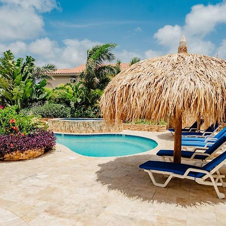Elegant 2-Bedroom Apartment 2 Km From Eagle Beach パームビーチ エクステリア 写真