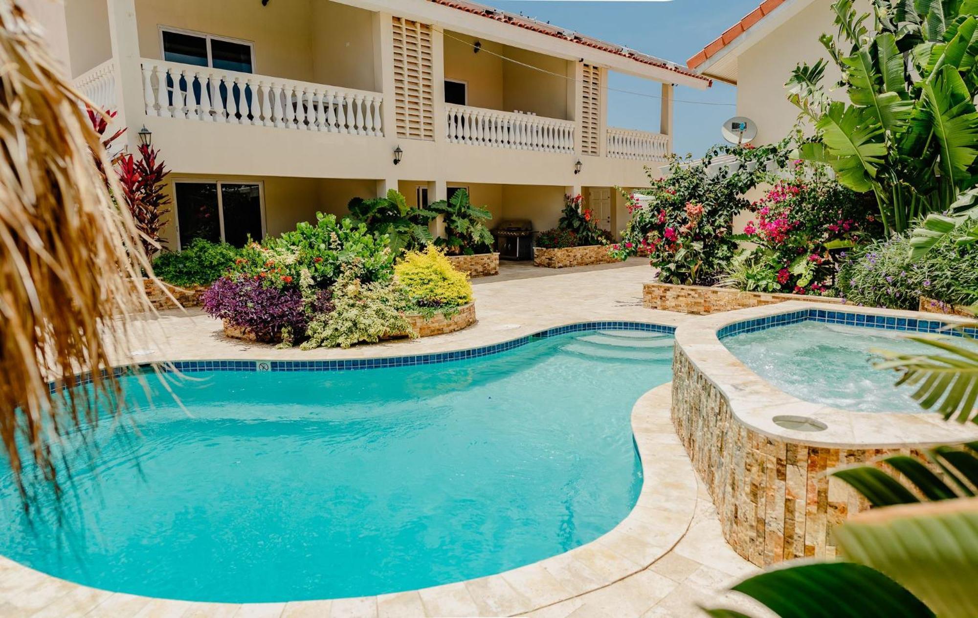 Elegant 2-Bedroom Apartment 2 Km From Eagle Beach パームビーチ エクステリア 写真