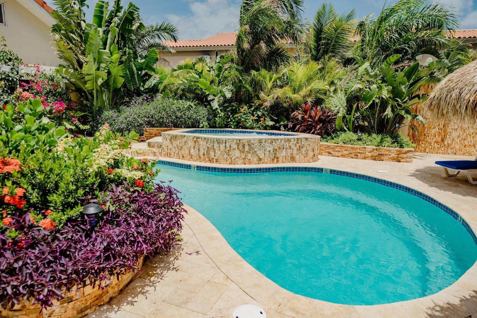 Elegant 2-Bedroom Apartment 2 Km From Eagle Beach パームビーチ エクステリア 写真